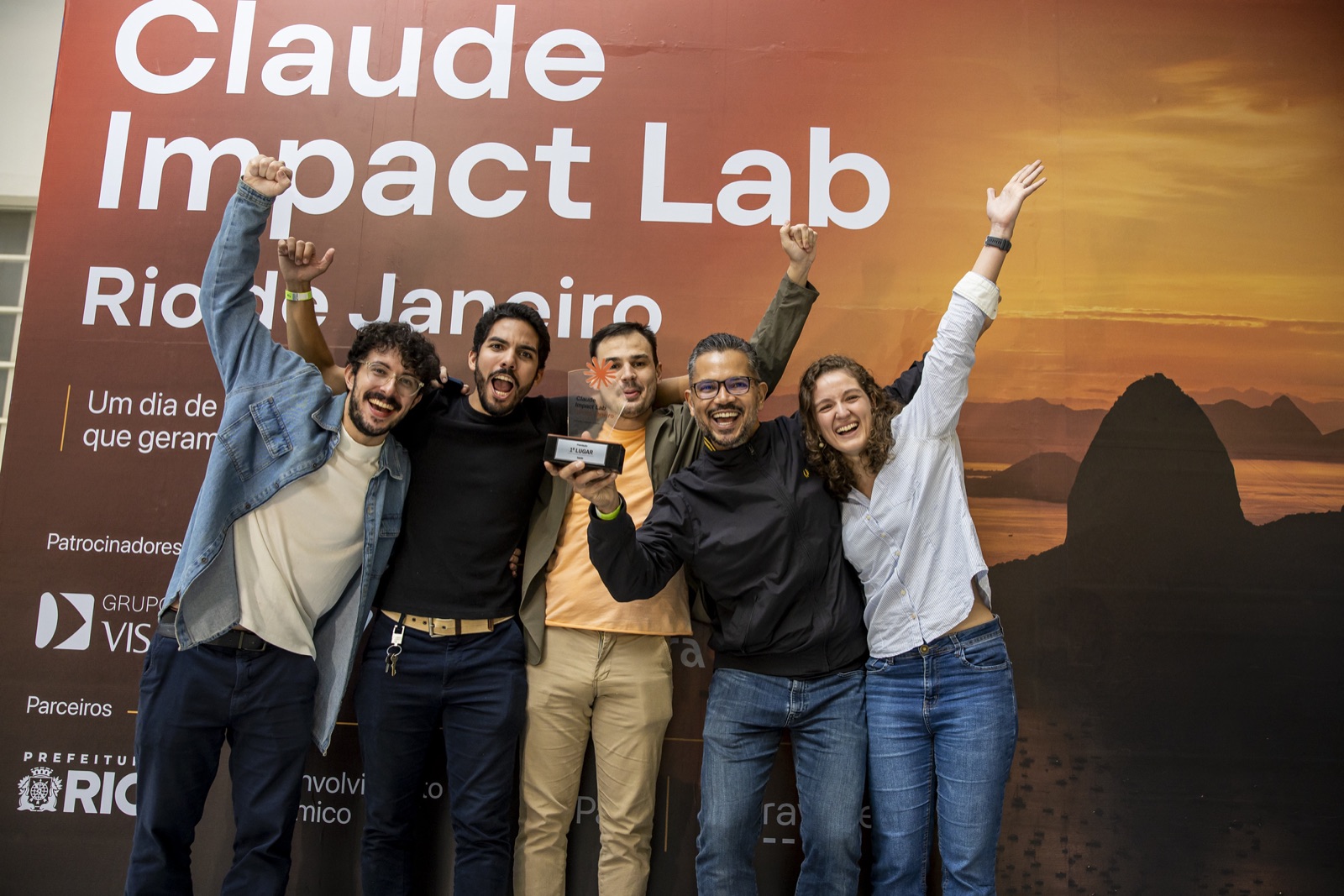 Time vencedor do Claude Impact Lab comemorando com o troféu